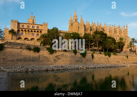 La Seu (Cathédrale de Santa Maria de Palma) et le Palais Royal de l'Almudaina à Palma, Majorque, Îles Baléares, Espagne Banque D'Images