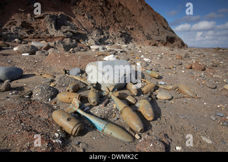 Munitions bombe non explosée exposés par l'érosion côtière sur Mappleton plage près de Hornsea East Yorkshire, UK Banque D'Images