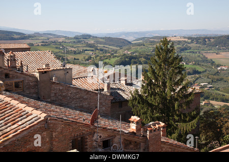 Vue sur les toits de campagne autour de Montepulciano, Toscane, Italie. Banque D'Images