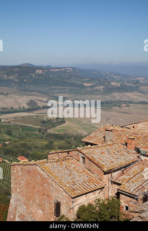 Vue sur les toits de campagne autour de Montepulciano, Toscane, Italie. Banque D'Images