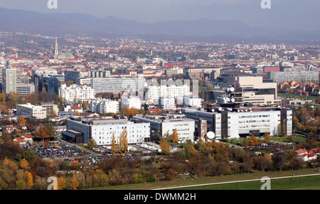 La radio et la télévision nationale croate de construction et la ville de Zagreb dans l'arrière-plan, le 14 octobre 2007. Banque D'Images