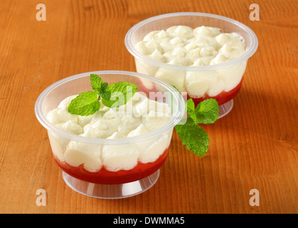 Desserts aux fraises dans des verres en plastique Banque D'Images