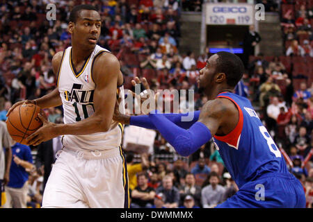 8 mars 2014 : Utah Jazz point guard Alec Burks (10) en action contre les Philadelphia 76ers shooting guard Tony Wroten (8) au cours de la NBA match entre les Utah Jazz et les Philadelphia 76ers au Wells Fargo Center de Philadelphie, Pennsylvanie. Le Jazz a gagné 104-92. Christopher (Szagola/Cal Sport Media) Banque D'Images