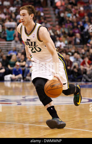 8 mars 2014 : Utah Jazz shooting guard Gordon Hayward (20) en action au cours de la NBA match entre les Utah Jazz et les Philadelphia 76ers au Wells Fargo Center de Philadelphie, Pennsylvanie. Le Jazz a gagné 104-92. Christopher (Szagola/Cal Sport Media) Banque D'Images