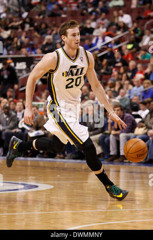 8 mars 2014 : Utah Jazz shooting guard Gordon Hayward (20) en action au cours de la NBA match entre les Utah Jazz et les Philadelphia 76ers au Wells Fargo Center de Philadelphie, Pennsylvanie. Le Jazz a gagné 104-92. Christopher (Szagola/Cal Sport Media) Banque D'Images