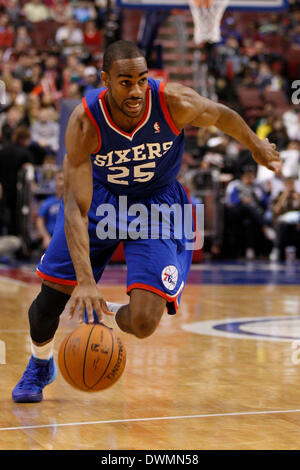 8 mars 2014 : Philadelphia 76ers shooting guard Elliot Williams (25) en action au cours de la NBA match entre les Utah Jazz et les Philadelphia 76ers au Wells Fargo Center de Philadelphie, Pennsylvanie. Le Jazz a gagné 104-92. Christopher (Szagola/Cal Sport Media) Banque D'Images