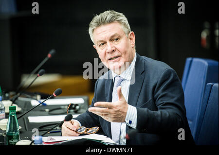 Strasbourg, France . Mar 11, 2014. Karel DE GUCHT, Commissaire européen au commerce donne la déclaration à la presse sur les mesures commerciales unilatérales en faveur de l'Ukraine au siège du Parlement européen à Strasbourg, en France, le Crédit photo : dpa 11.03.2014 alliance/Alamy Live News Banque D'Images