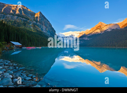 Lever tôt le matin, Lake Louise, Banff National Park, site du patrimoine mondial de l'UNESCO, de l'Alberta, Canadian Rockies, Canada Banque D'Images