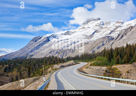 La route de la promenade des Glaciers dans le parc national Jasper, le site du patrimoine mondial de l'UNESCO, de l'Alberta, Canadian Rockies, Canada Banque D'Images