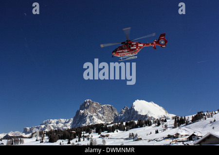 'Aiut Alpin Dolomites' heli mountain rescue, Eurocopter EC 135 T2, Alpe di Siusi / Alpe di Siusi, le Tyrol du Sud, Italie Banque D'Images