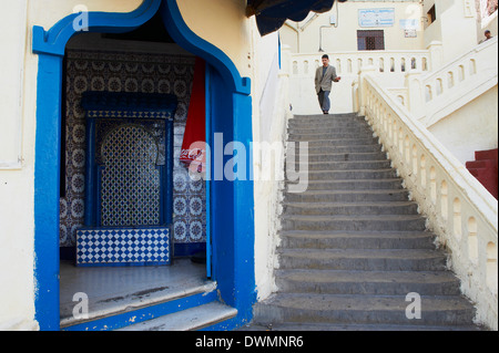 Moktar Ahardan escaliers, la médina (vieille ville), porte dans la médina (vieille ville), Tanger (Tanger), Maroc, Afrique du Nord, Afrique Banque D'Images