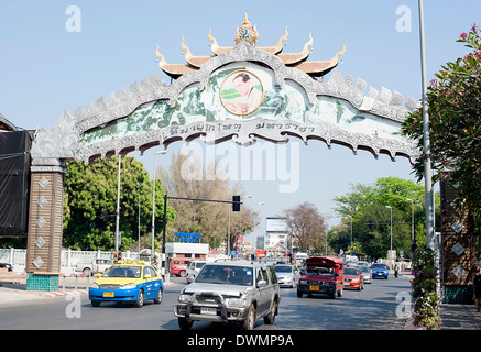 Les véhicules circulant sous la voûte au-dessus de style Chinois Thapae Road. Banque D'Images