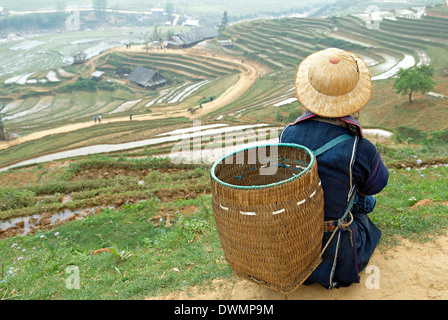 Groupe ethnique hmong noir et rizières, SAPA, Vietnam, Indochine, Asie du Sud-Est, l'Asie Banque D'Images