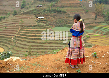 Femme Hmong fleurs, peuvent cau marché., Bac Ha, le Vietnam, l'Indochine, l'Asie du Sud-Est, Asie Banque D'Images