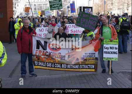 Dimanche 12 mars a vu la manifestation contre la fracturation, 1500 manifestants ont défilé dans les rues du centre-ville de Manchester, Banque D'Images