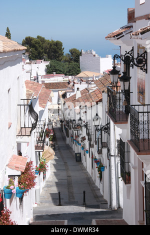 Journée ensoleillée en Espagne, la marche et entouré de murs blancs en descendant le chemin d'un petit village typique de Mijas. Destination de voyage Banque D'Images