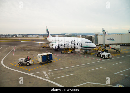 Portland, Oregon, USA - 27 janvier 2014 : vol Alaska Airlines étant montés à bord par les passagers juste avant le décollage de Portland. Banque D'Images