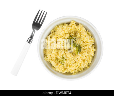 Un bol de riz cuit dans une sauce au fromage avec brocoli et une fourchette pour le côté. Banque D'Images