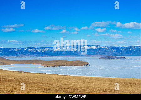 Maloe More (petite mer), lac gelé en hiver, l'île Olkhon, le lac Baïkal, Site de l'UNESCO, Oblast d'Irkoutsk, en Sibérie, Russie Banque D'Images