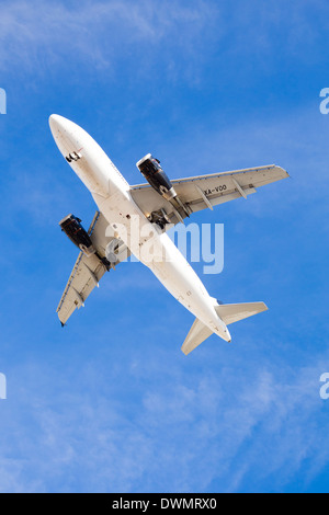 Volant au-dessus de l'avion avec ciel bleu et le bas de l'avion qu'il s'apprête à atterrir à l'aéroport de San Diego. Banque D'Images