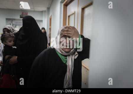 Gaza, Territoires palestiniens. Mar 11, 2014. Un parent d'Abed al-Shafy Moamar, l'un des trois militants tués à partir de l'aile armée du Jihad islamique, les Brigades Al-qods, pleure comme son corps est amené à la morgue de l'hôpital avant l'enterrement à Khan Yunis après une frappe aérienne israélienne dans le sud de la bande de Gaza, le 11 mars 2014. Une frappe aérienne israélienne a tué les trois militants du Hamas du territoire, a déclaré le ministère de la santé. /ZUMAPRESS.com/Alamy NurPhoto Crédit : Live News Banque D'Images
