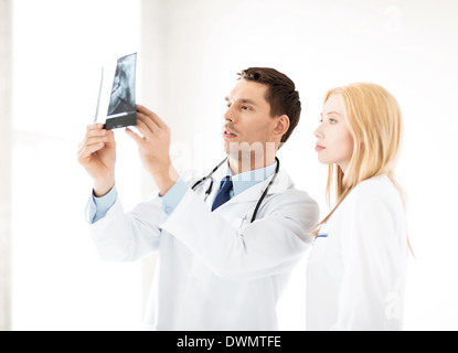 Deux médecins à la recherche de x-ray Banque D'Images