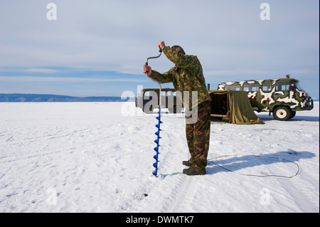 La pêche sur la glace, Maloe More (petite mer), l'île Olkhon, le lac Baïkal, Site de l'UNESCO, Oblast d'Irkoutsk, en Sibérie, Russie Banque D'Images