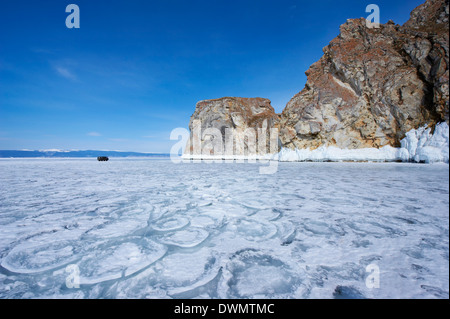 Maloe More (petite mer), lac gelé en hiver, l'île Olkhon, le lac Baïkal, Site de l'UNESCO, Oblast d'Irkoutsk, en Sibérie, Russie Banque D'Images