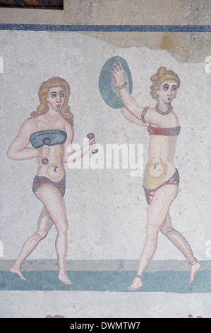 Mosaïque de filles en bikini, La Villa Romana del Casale, Piazza Armerina, UNESCO World Heritage Site, Sicile, Italie, Europe Banque D'Images