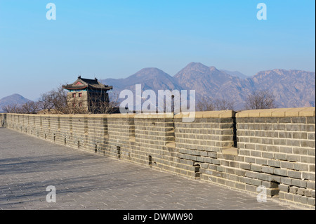 Une section de la Grande Muraille de Shanhaiguan avec la "première passe sous le ciel' sur la gauche. La province de Hebei, Chine. Banque D'Images