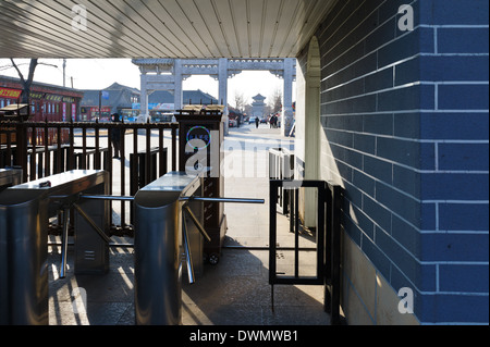 L'achat de billets à l'entrée 'première passe sous le ciel' Un important passage dans la Grande Muraille de Shanhaiguan.. La province de Hebei, Chine. Banque D'Images