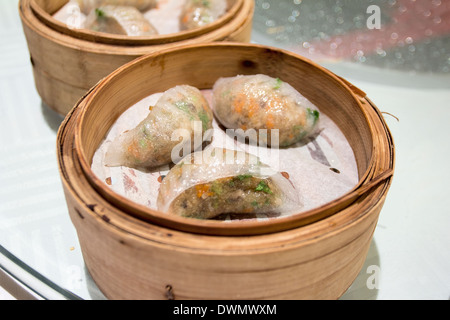 Dumpling vapeur Chiu Chao Fan Guo avec crevettes Porc Arachides Jicama et la coriandre en bateau à vapeur de bambou de Gros plan Banque D'Images