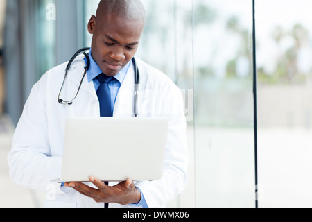 Professional African American male doctor working on laptop Banque D'Images