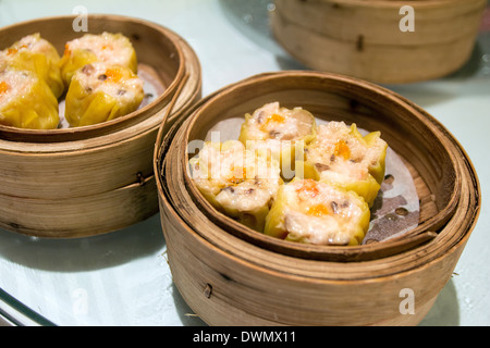 Siu Mai de porc à la vapeur boulettes de crevettes et surmontée d'oeufs de poisson dans la région de Bamboo Steamer closeup Banque D'Images