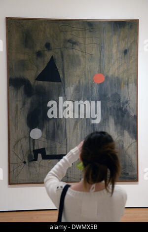 New York City, USA. 05Th Mar, 2014. Un visiteur prend une photo de l'ouvrage "La naissance du monde" par l'artiste Joan Miró au Musée d'Art Moderne (MoMA) à New York City, USA, 08 mars 2014. Photo : Felix Hoerhager/dpa/Alamy Live News Banque D'Images