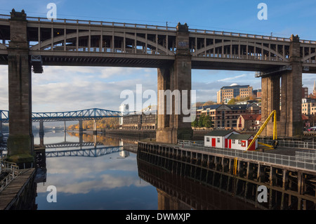 High Level Bridge sur la rivière Tyne, et la reine Elizabeth 2e Metro Bridge, Tyne and Wear, England, UK Banque D'Images