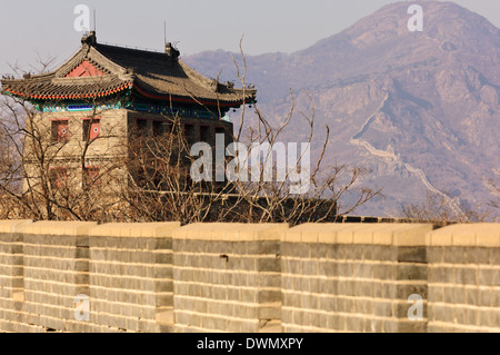 Une section de la Grande Muraille de Shanhaiguan avec la "première passe sous le ciel' sur la gauche. La province de Hebei, Chine. Banque D'Images