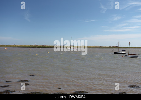 Bateaux sur le fleuve Plus avec Orfordness en arrière-plan, Suffolk Banque D'Images