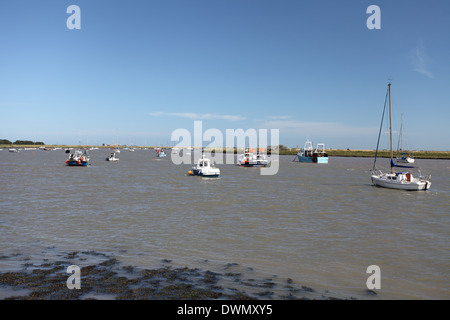 Bateaux sur le fleuve Plus avec Orfordness en arrière-plan, Suffolk Banque D'Images