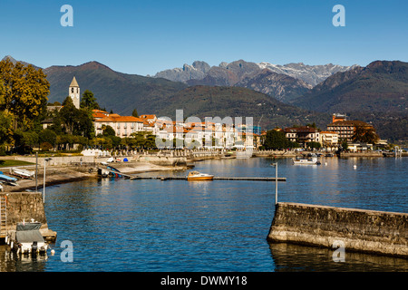 Vue sur Ville de Baveno, Lac Majeur, les lacs italiens, Piedmont, Italy, Europe Banque D'Images