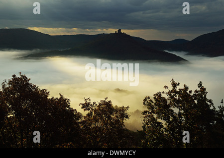 Vue sur Château Trifels, Forêt du Palatinat, à proximité de Annweiler, Rhénanie-Palatinat, Allemagne, Europe Banque D'Images