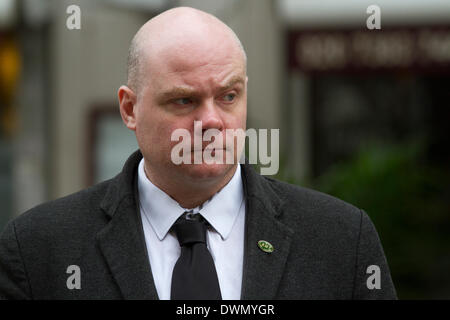 London UK. 11 mars 2014. Secrétaire général adjoint Steve Headley se tient en dehors du siège de l'Union européenne après RMT RMT Bob Crow chef âgé de 52 ans est mort ce qui semblait être une crise cardiaque à Londres : Crédit amer ghazzal/Alamy Live News Banque D'Images