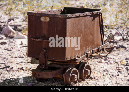 Old rusty ore panier dans le désert de l'ouest Banque D'Images