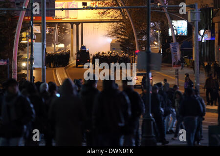 Ankara, Turquie. Mar 11, 2014. Des policiers turcs montent la garde comme étudiants manifestation à Ankara, capitale de la Turquie, le 11 mars 2014. Des manifestations de masse se sont rassemblés mardi dans plusieurs villes de Turquie à la suite du décès de 15 ans Berkin Elvan, qui avait été dans le coma pendant 269 jours en raison d'une blessure à la tête par une bombe lacrymogène au cours de la protestation du parc Gezi en juin dernier. Credit : Mustafa Kaya/Xinhua/Alamy Live News Banque D'Images