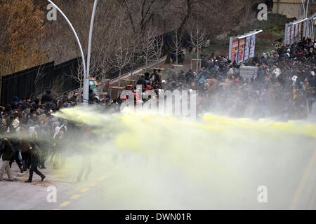 Ankara, Turquie. Mar 11, 2014. Les étudiants turcs s'enfuient de gaz lacrymogènes lors d'une manifestation à Ankara, capitale de la Turquie, le 11 mars 2014. Des manifestations de masse se sont rassemblés mardi dans plusieurs villes de Turquie à la suite du décès de 15 ans Berkin Elvan, qui avait été dans le coma pendant 269 jours en raison d'une blessure à la tête par une bombe lacrymogène au cours de la protestation du parc Gezi en juin dernier. Credit : Mustafa Kaya/Xinhua/Alamy Live News Banque D'Images