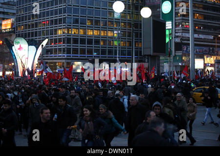 Ankara, Turquie. Mar 11, 2014. Les étudiants turcs assister à une manifestation à Ankara, capitale de la Turquie, le 11 mars 2014. Des manifestations de masse se sont rassemblés mardi dans plusieurs villes de Turquie à la suite du décès de 15 ans Berkin Elvan, qui avait été dans le coma pendant 269 jours en raison d'une blessure à la tête par une bombe lacrymogène au cours de la protestation du parc Gezi en juin dernier. Credit : Mustafa Kaya/Xinhua/Alamy Live News Banque D'Images