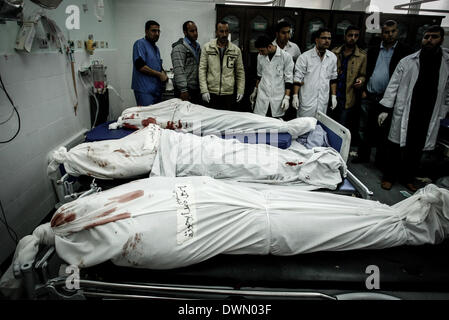 Gaza, Territoires palestiniens. Mar 11, 2014. Les médecins palestiniens lors de l'arrivée des trois organes de militants du Jihad islamique à l'hôpital, un après une frappe aérienne israélienne dans le sud de la bande de Gaza ville de Khan Yunis. Le 11 mars 2014. Alors que l'armée israélienne a déclaré un groupe ciblé de la résistance pendant le lancement de mortiers près de Kerem Shalom, dans l'est de la ville de Rafah, dans le sud de la bande de Gaza. Credit : Abed Rahim Khatib/NurPhoto ZUMAPRESS.com/Alamy/Live News Banque D'Images