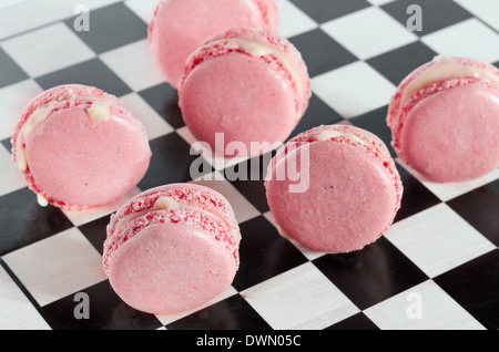 Macarons français rose sur un échiquier Banque D'Images