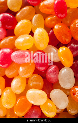 Jelly Bean multicolores de bonbons dans un bol Banque D'Images