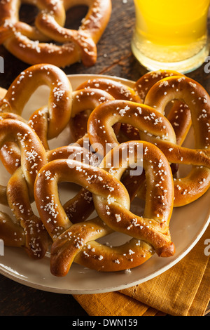 Des Bretzels doux avec sel prêt à manger Banque D'Images